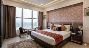 Hotel Sevora Grand 4 Min From Anand Vihar Bus Terminal and Vaishali Metro Station