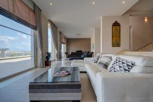 Private with pool and Amazing Views !