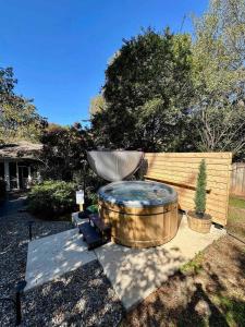 The Ultimate Escape - Midwood Hideaway with Hot Tub, Peloton, Games