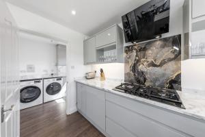 3BR 2BA, Free Parking, 5 Mins LGW, Fast Wi-Fi