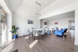 3BR 2BA, Free Parking, 5 Mins LGW, Fast Wi-Fi