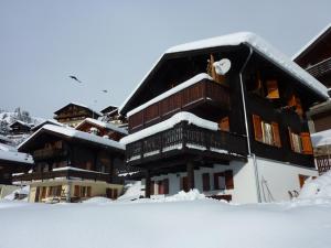 Duplex Three-Bedroom Apartment room in Chalet Valaisia