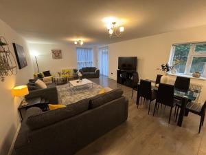 Spacious 5BR house close to Ely