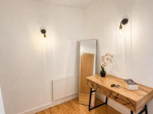 City centre 2 bedroom apartment, parking, sleeps 4