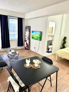 The Marlyn Monroe up to 4 persons studio in heart of downtown Montreal near subway