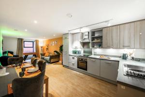 Spacious 5-Bed Apartment for Groups · Free Parking