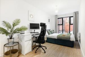 Spacious 5-Bed Apartment for Groups · Free Parking