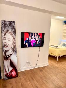 The Marlyn Monroe up to 4 persons studio in heart of downtown Montreal near subway