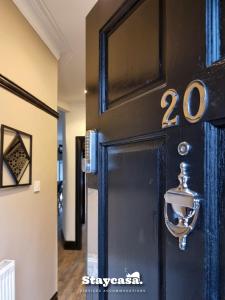 Spacious 6-Bed with Large Patio and Free Parking