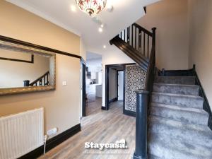 Spacious 6-Bed with Large Patio and Free Parking