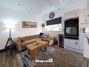 Spacious 6-Bed with Large Patio and Free Parking
