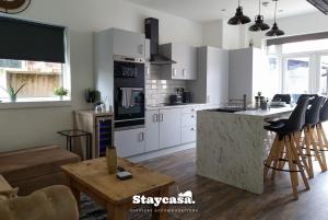 Spacious 6-Bed with Large Patio and Free Parking