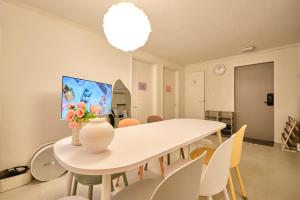Stay Young #3 Rooms # 5 Beds # Line 2 Line 5 Yeongdeungpo-gu Office Station #Hongdae # Yeouido