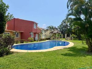 Casa en condominio privado con alberca