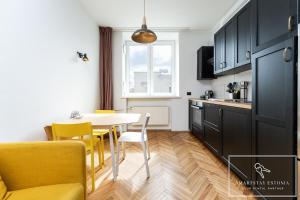 Central 2BR for 6, Workspace & Walk to Old Town