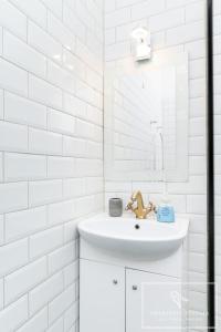 Central 2BR for 6, Workspace & Walk to Old Town
