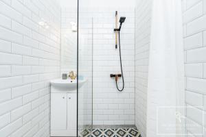 Central 2BR for 6, Workspace & Walk to Old Town