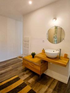 Studio attenant à maison avec parking, jardin, piscine