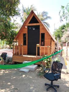 Pequeña cabaña en la punta