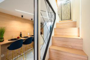 Luxurious city center apartment by New York Cafe