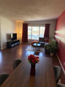 Cozy 2BR Near Zoo Downtown & Max Bell
