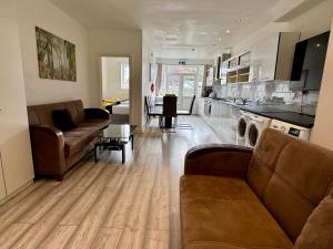 2 Bedroom 2 Bathroom Ground Floor Apartment in Newbury Park Ilford with Garden Parking and Fast WiFi