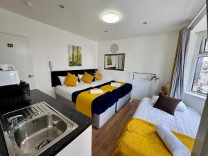 London Studio Apartments, Private Bathroom, Kitchenette, Parking, NP6