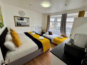London Studio Apartments, Private Bathroom, Kitchenette, Parking, NP6