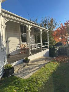 Relaxing sunny Nelson retreat, balcony views & easy walk to CBD