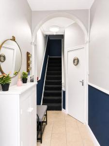 Granby House Holiday Apartments, Apartment 3, in the Old Town, SEA AND CASTLE VIEWS 5 minutes walk to South Bay Beach