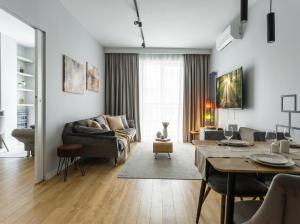 Golden Apartments Warsaw - Luxury Building, Rooftop Terrace, Sienna