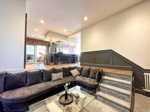 5BR Manchester Home Jacuzzi, Garden & Parking