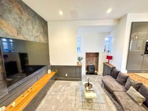 5BR Manchester Home Jacuzzi, Garden & Parking