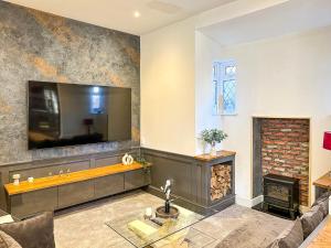 5BR Manchester Home Jacuzzi, Garden & Parking