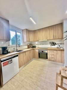 Sunny 3 bedroom townhouse with a terrace with a sea view