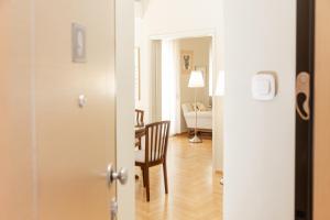Spacious 2BR Design Apt - 2 Balc - Acropolis Metro
