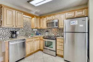 Cozy Retreat Steps from Pool - Central AC Washer Dryer & WiFi