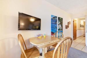 Waterfront Gulf condo with beach access shared pool