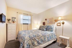 Waterfront Gulf condo with beach access shared pool