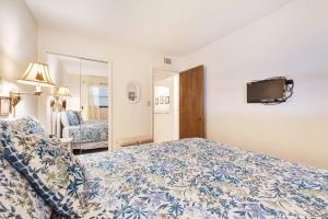 Waterfront Gulf condo with beach access shared pool