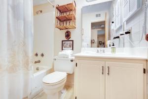 Waterfront Gulf condo with beach access shared pool