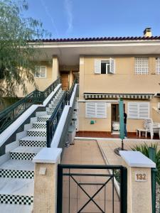 Sunny 3 bedroom townhouse with a sea view