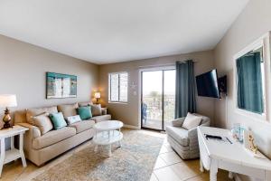 Snowbird-friendly condo with pool beach access and views