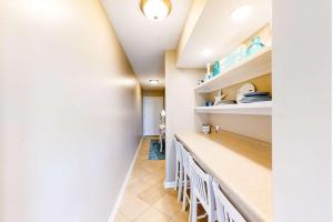 Snowbird-friendly condo with pool beach access and views