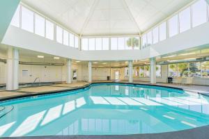 Snowbird-friendly condo with pool beach access and views