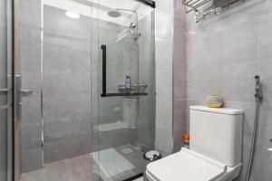 Serene unit with Scenic city views
