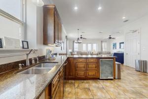 Colorful Beachfront Home wIncredible Views Free WiFi Central AC & More