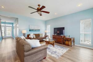 Charming cottage with deck beach access pools and hot tub