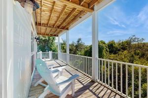Charming cottage with deck beach access pools and hot tub