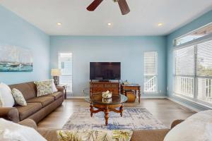 Charming cottage with deck beach access pools and hot tub
